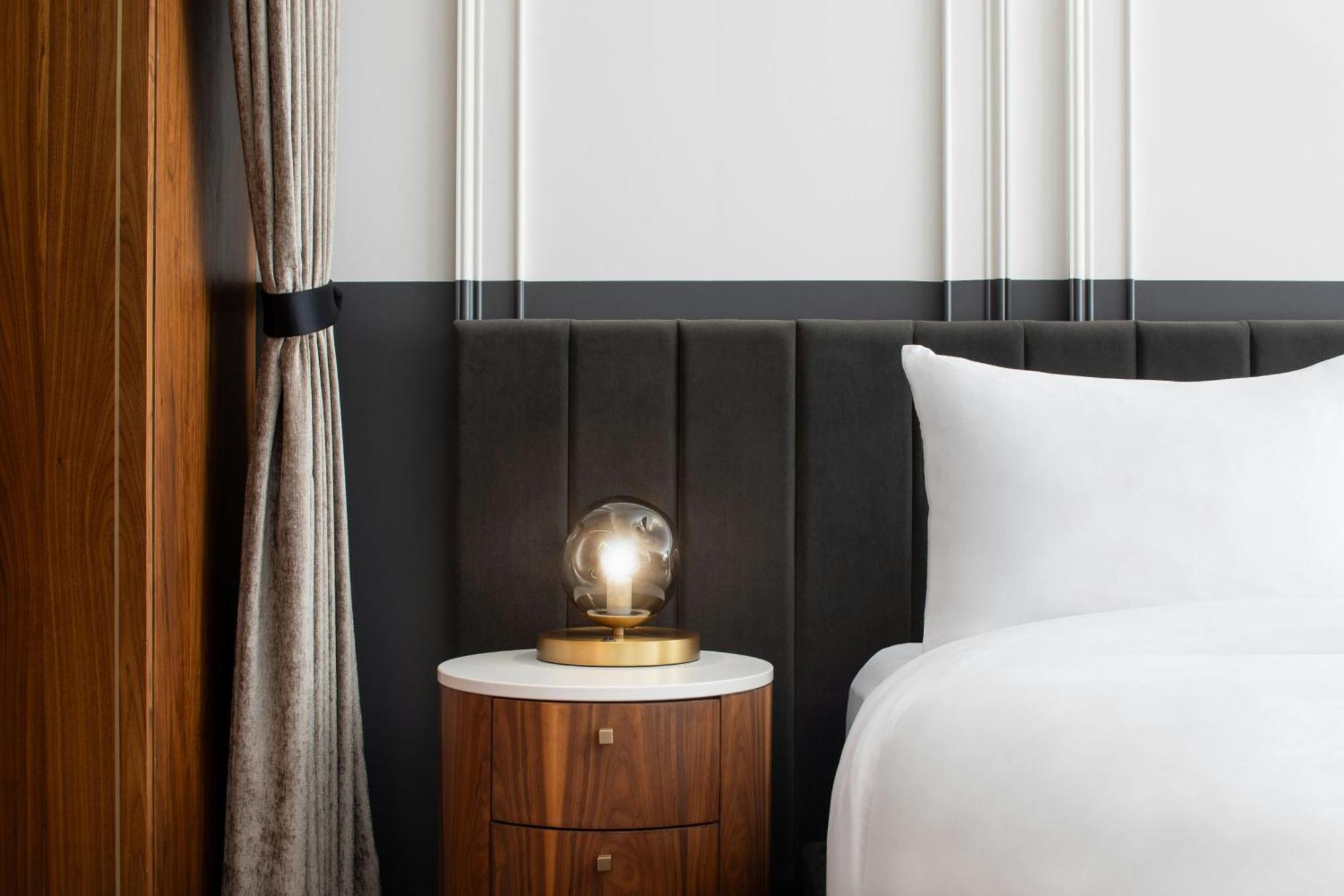Honeyrose Hotel, Montreal, A Tribute Portfolio Hotel Exterior foto A bedside table
